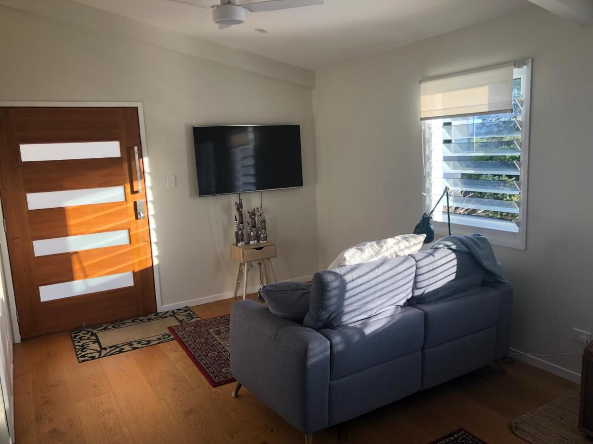 Self Contained Apartment, Queen bed, Own deck & great views - Housity