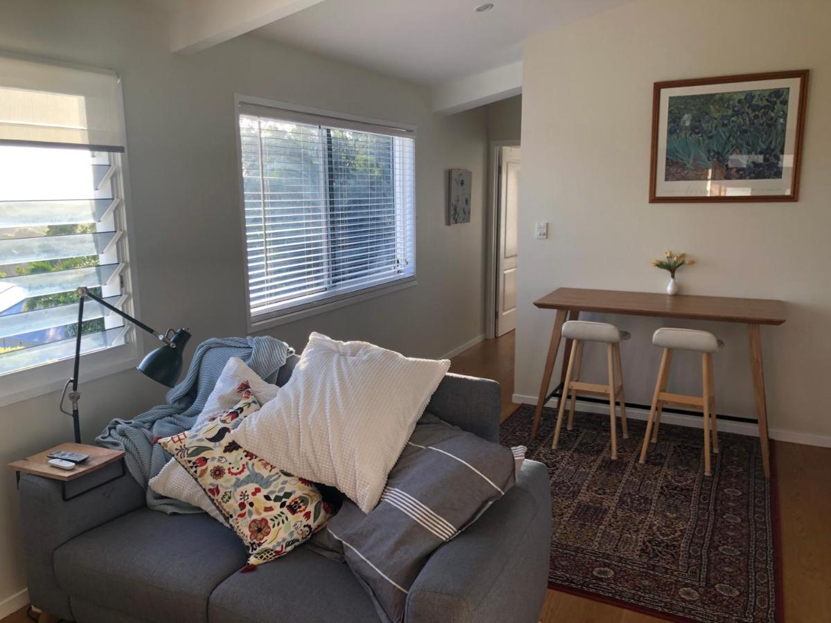 Self Contained Apartment, Queen bed, Own deck & great views - Housity