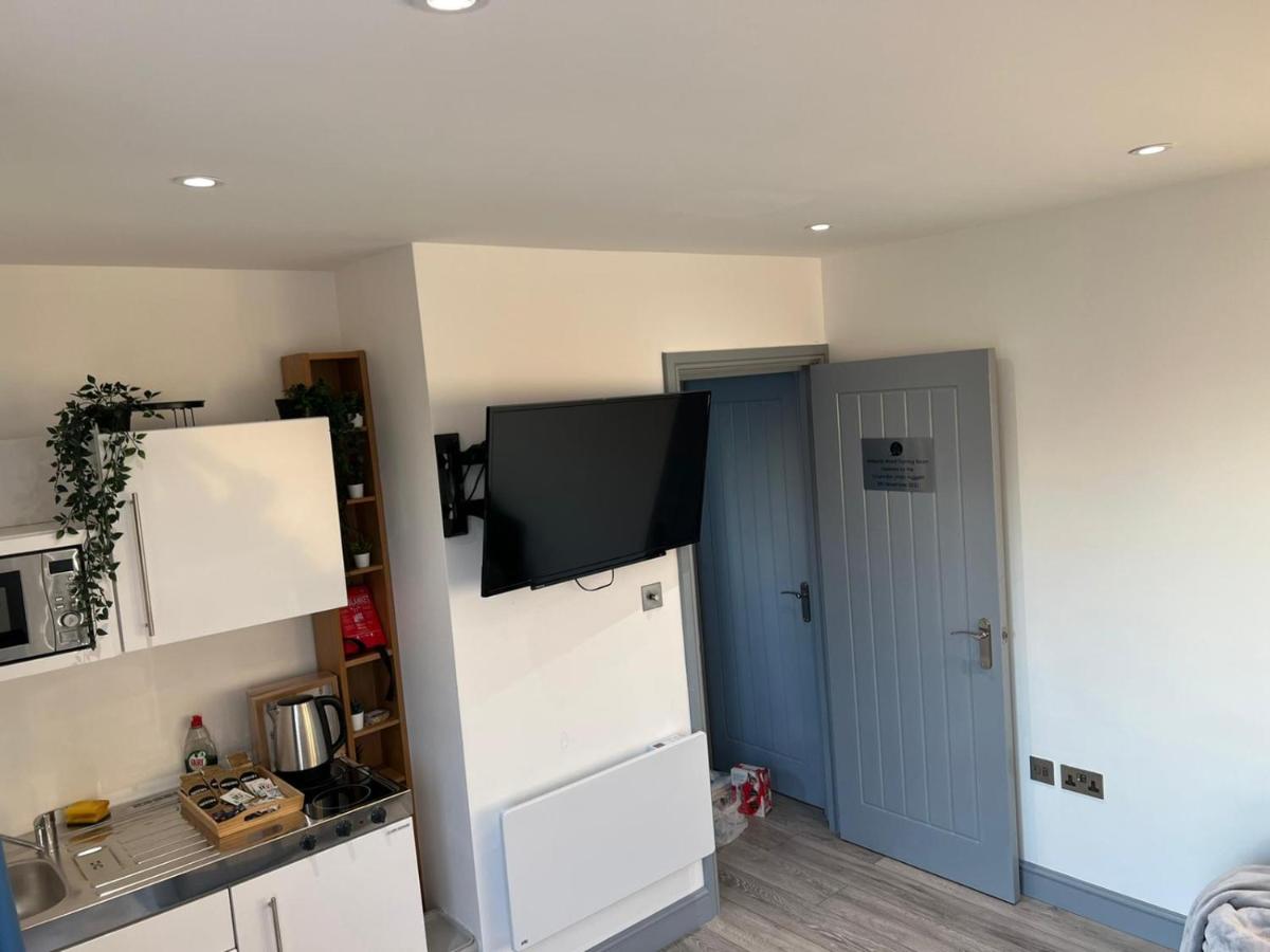 D Lovely Multi Use 1 Bed Loft Apartment with Parking - Housity