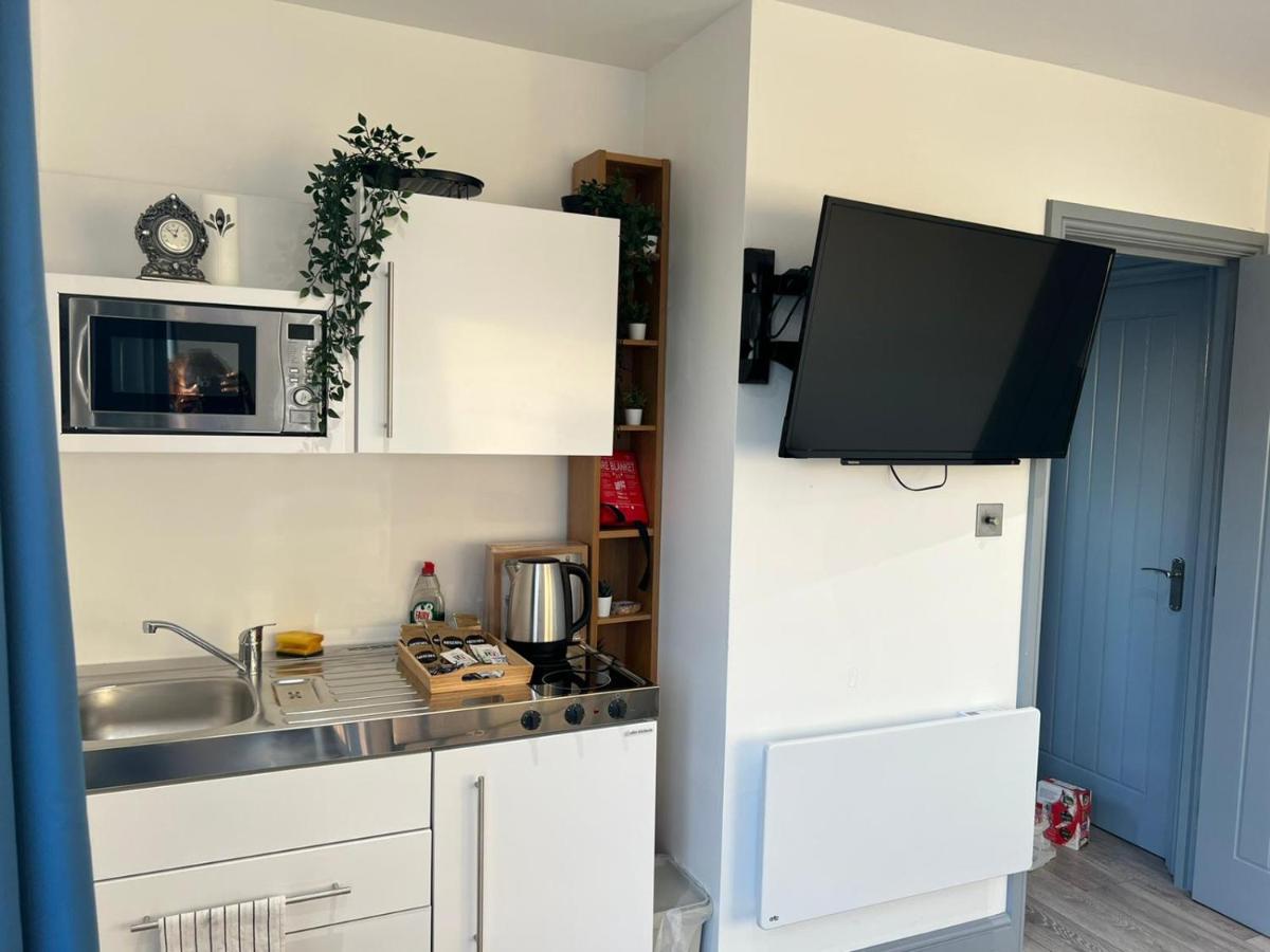D Lovely Multi Use 1 Bed Loft Apartment with Parking - Housity