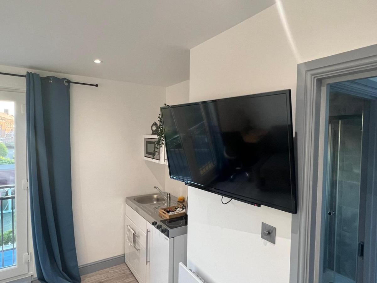 D Lovely Multi Use 1 Bed Loft Apartment with Parking - Housity