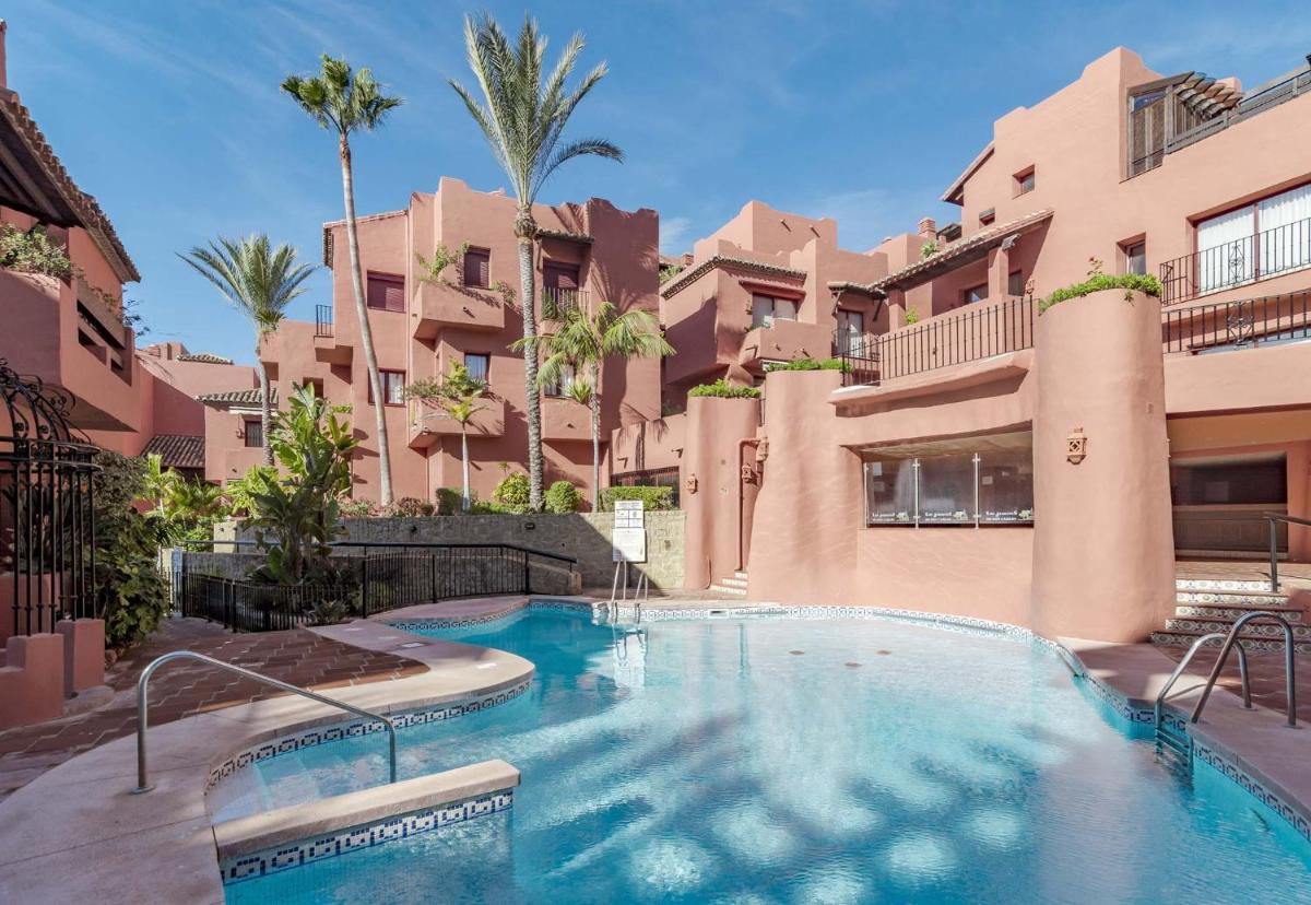 Modern apartment close to the beach, Elviria - Housity