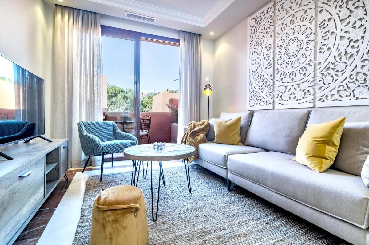 Modern apartment close to the beach, Elviria - Housity