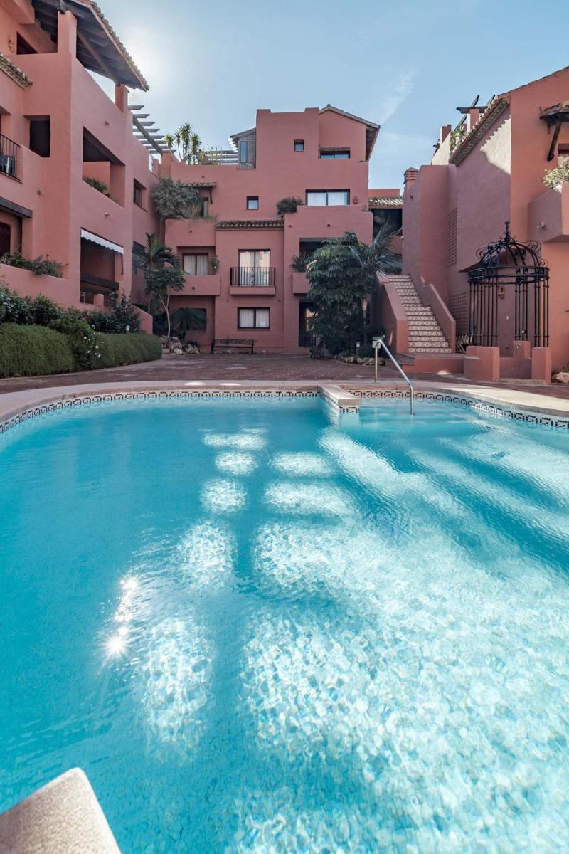 Modern apartment close to the beach, Elviria - Housity