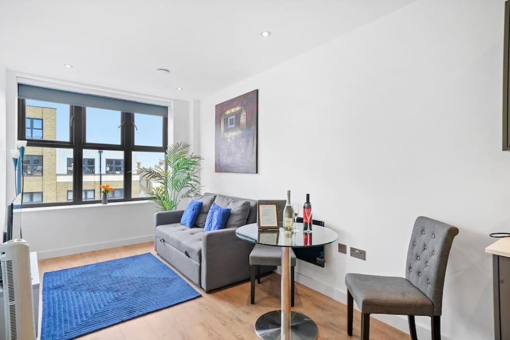 Stunning, New & Stylish 1 Bed Apartment - Housity