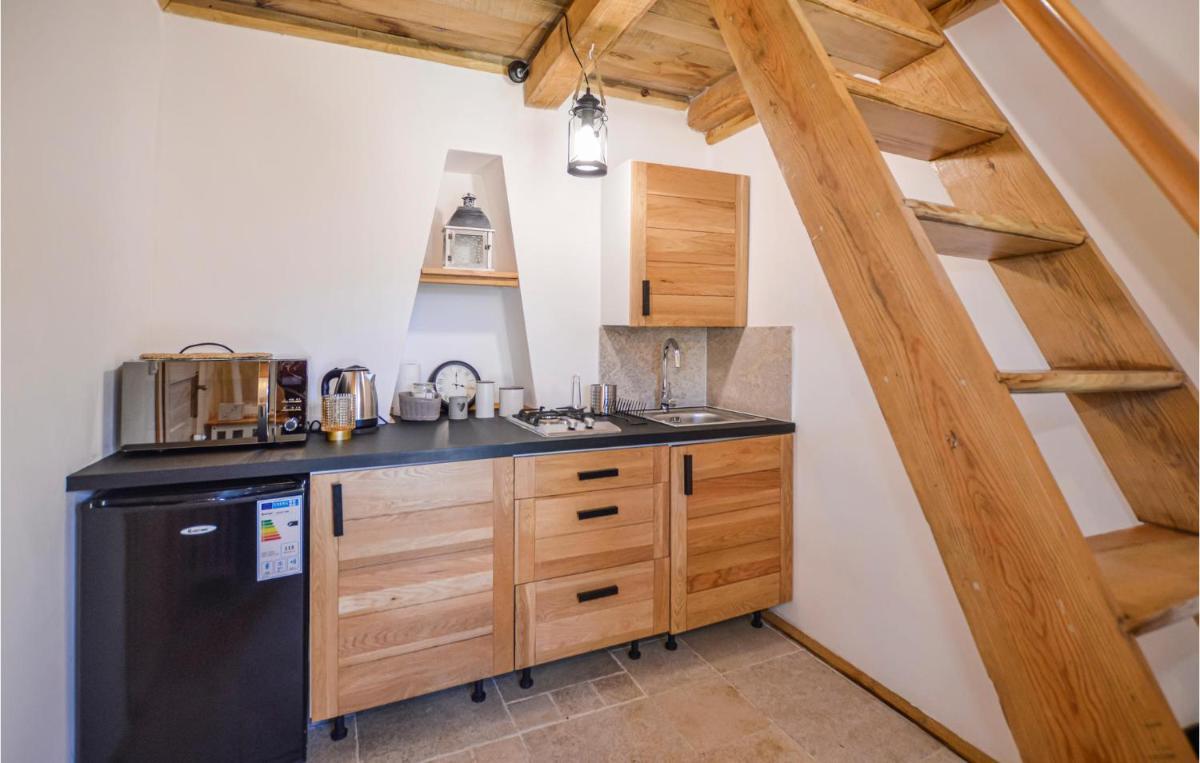 Amazing Home In Feliceto With Kitchenette - Housity