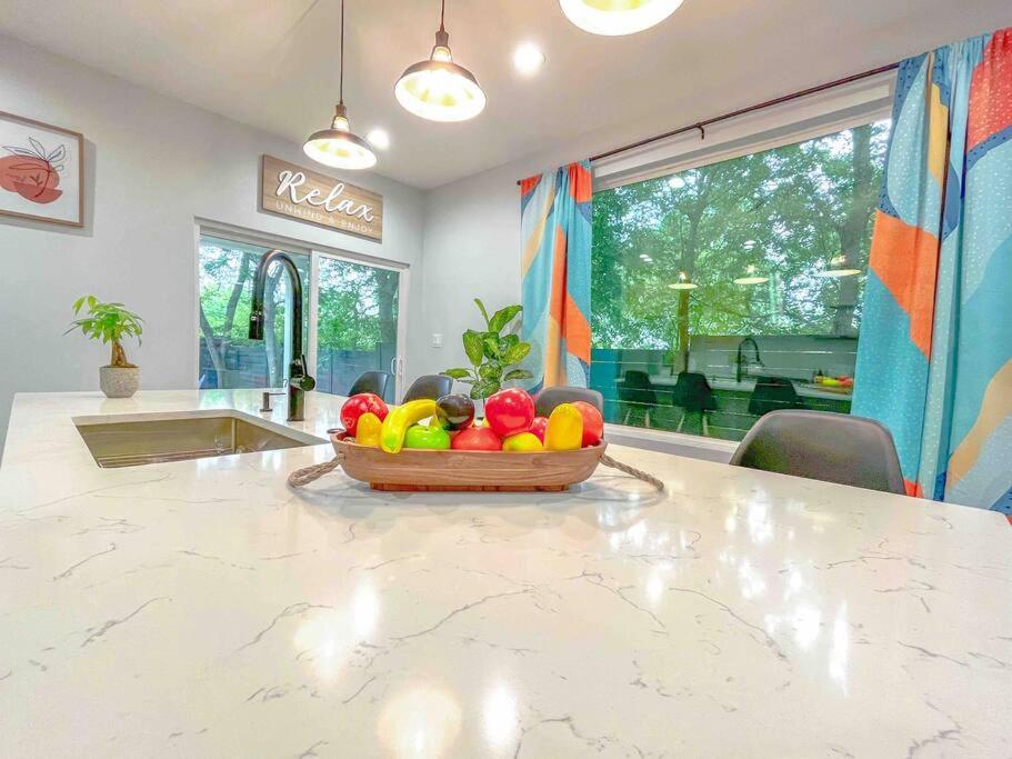 MODERN NATURE - 2 STORY DOWNTOWN DELIGHT - Housity
