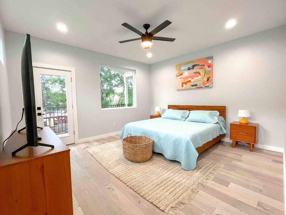 MODERN NATURE - 2 STORY DOWNTOWN DELIGHT - Housity
