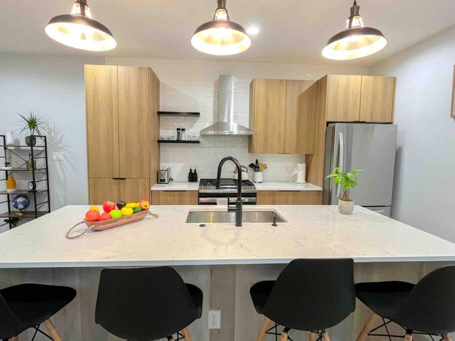 MODERN NATURE - 2 STORY DOWNTOWN DELIGHT - Housity