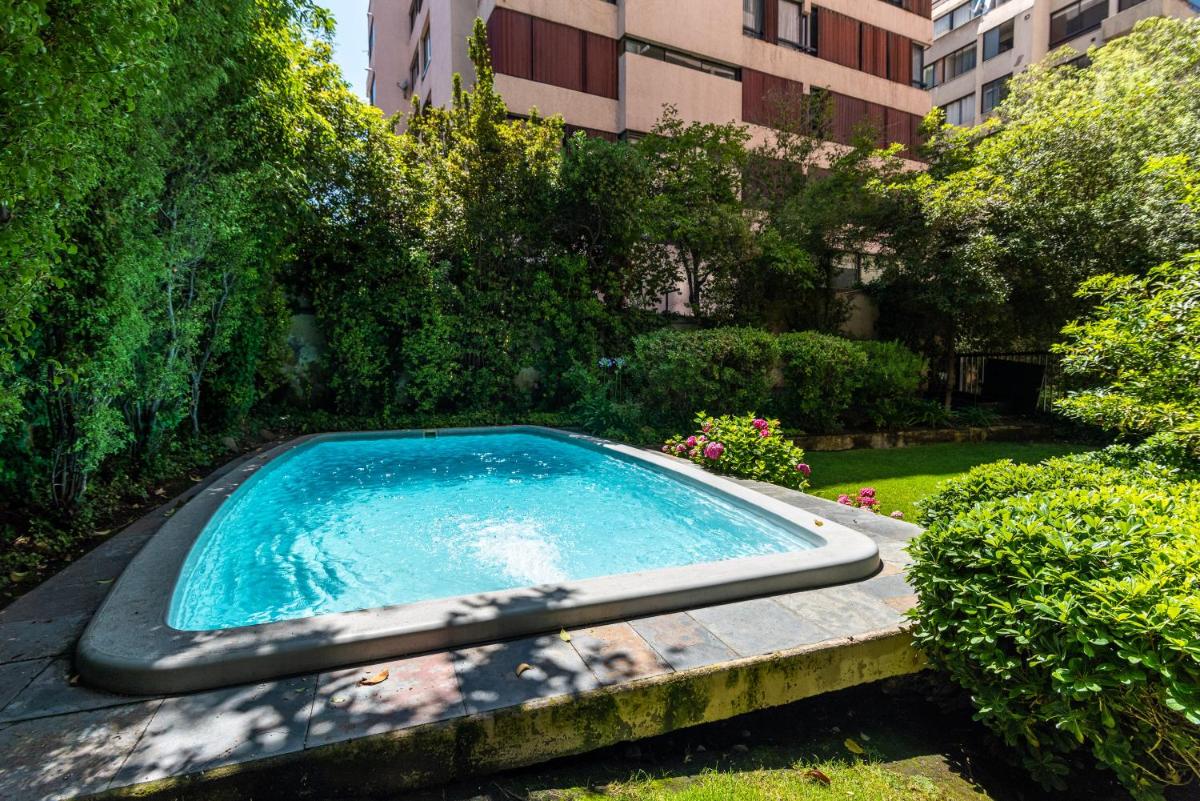 Uptown Art 2BR W/Parking, Pool, Smart TV & Wifi - Housity
