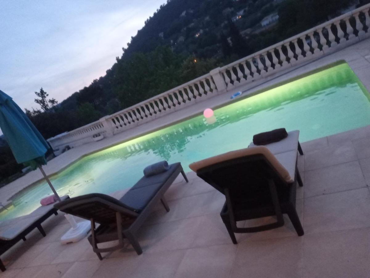 150 euros la nuit pour 6 couchages avec pool housse et piscine privée 2 nuits min - Housity
