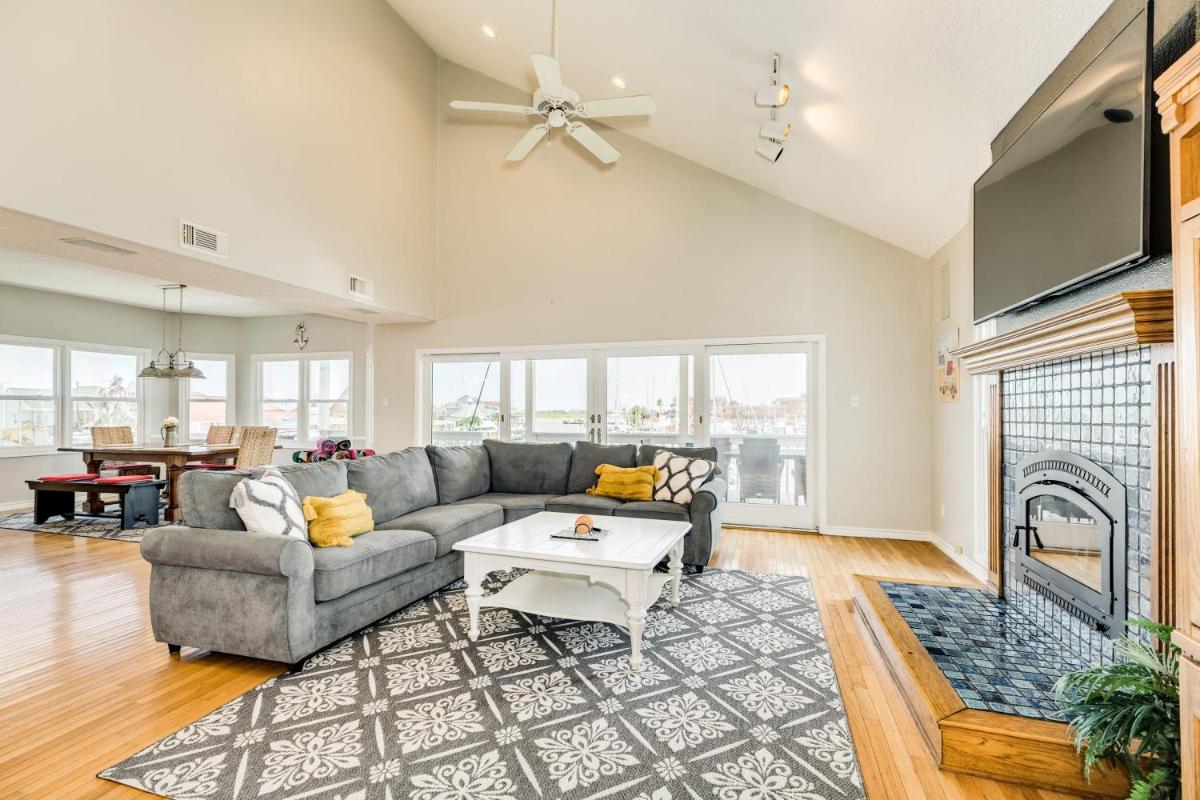 Beautiful House in Freeport on Deep Water Canal - Housity