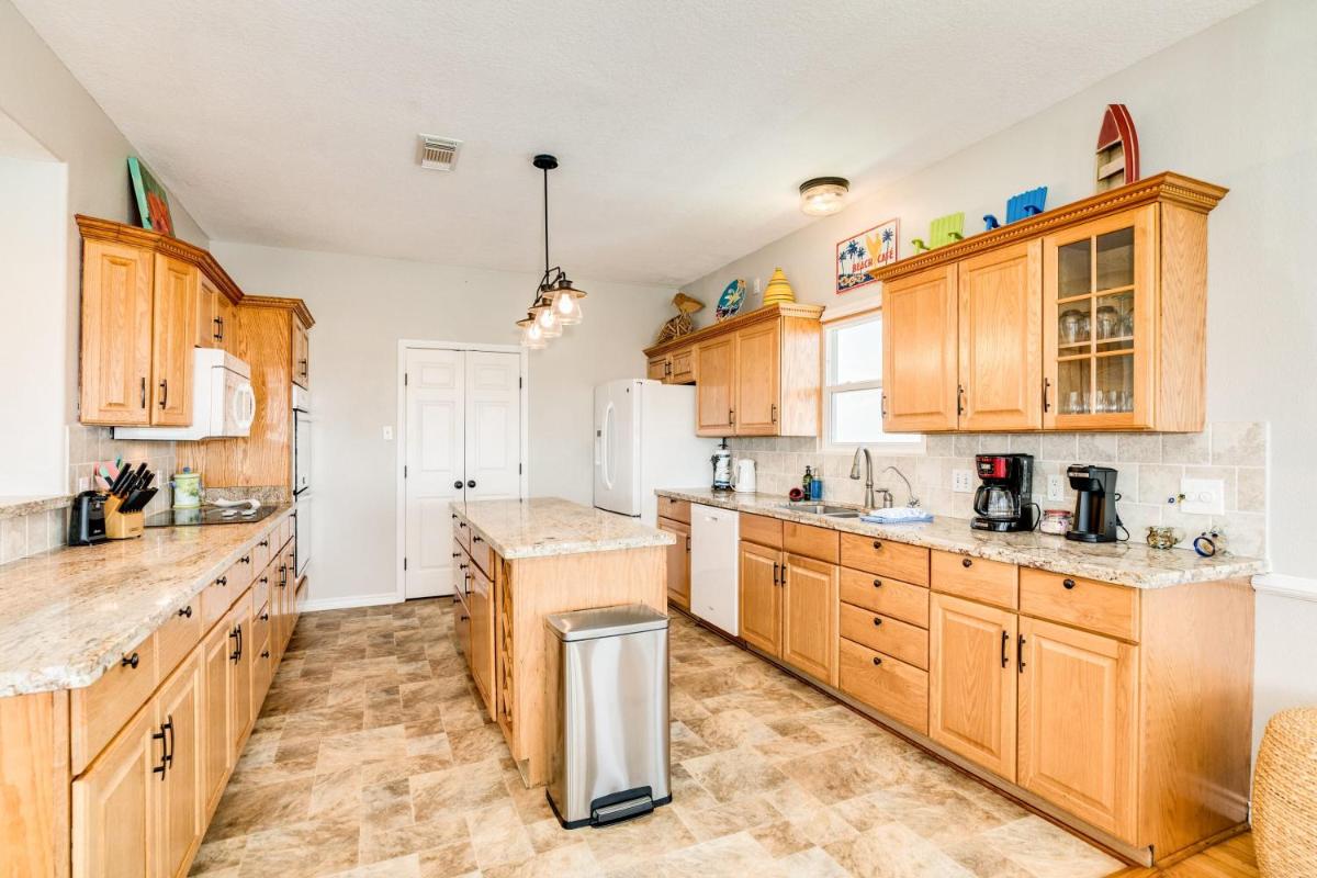 Beautiful House in Freeport on Deep Water Canal - Housity