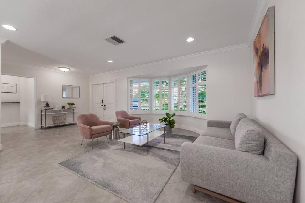 Luxury Pool House 3BR at Hollywood Hills, Lovely Place - Housity