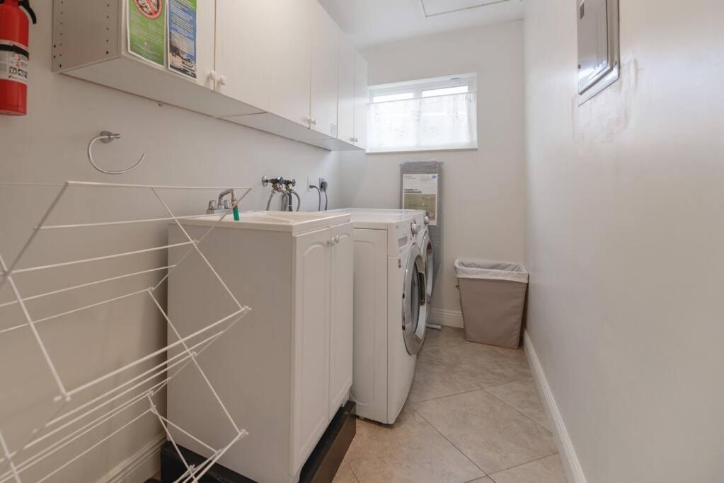 Luxury Pool House 3BR at Hollywood Hills, Lovely Place - Housity
