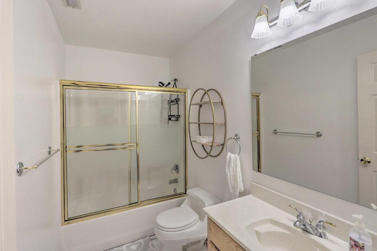 Spacious Kent Home Great for Large Families! - Housity