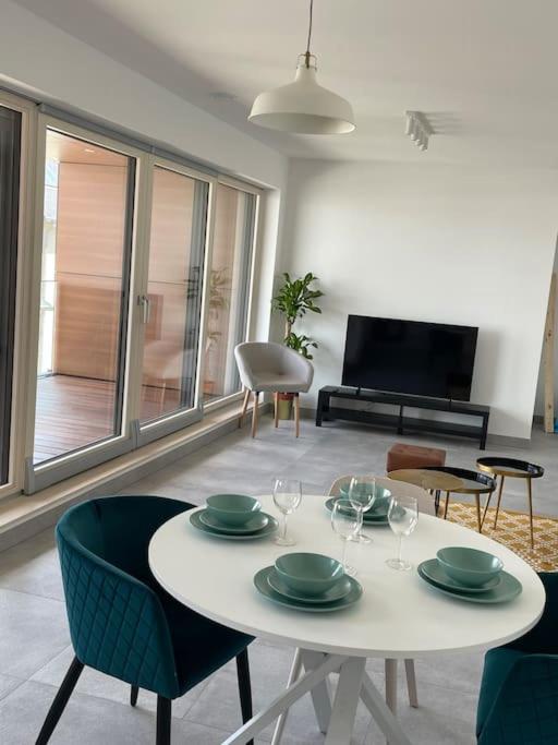New and Large Flat in Center-Terrace and Parking- 142-100 - Housity