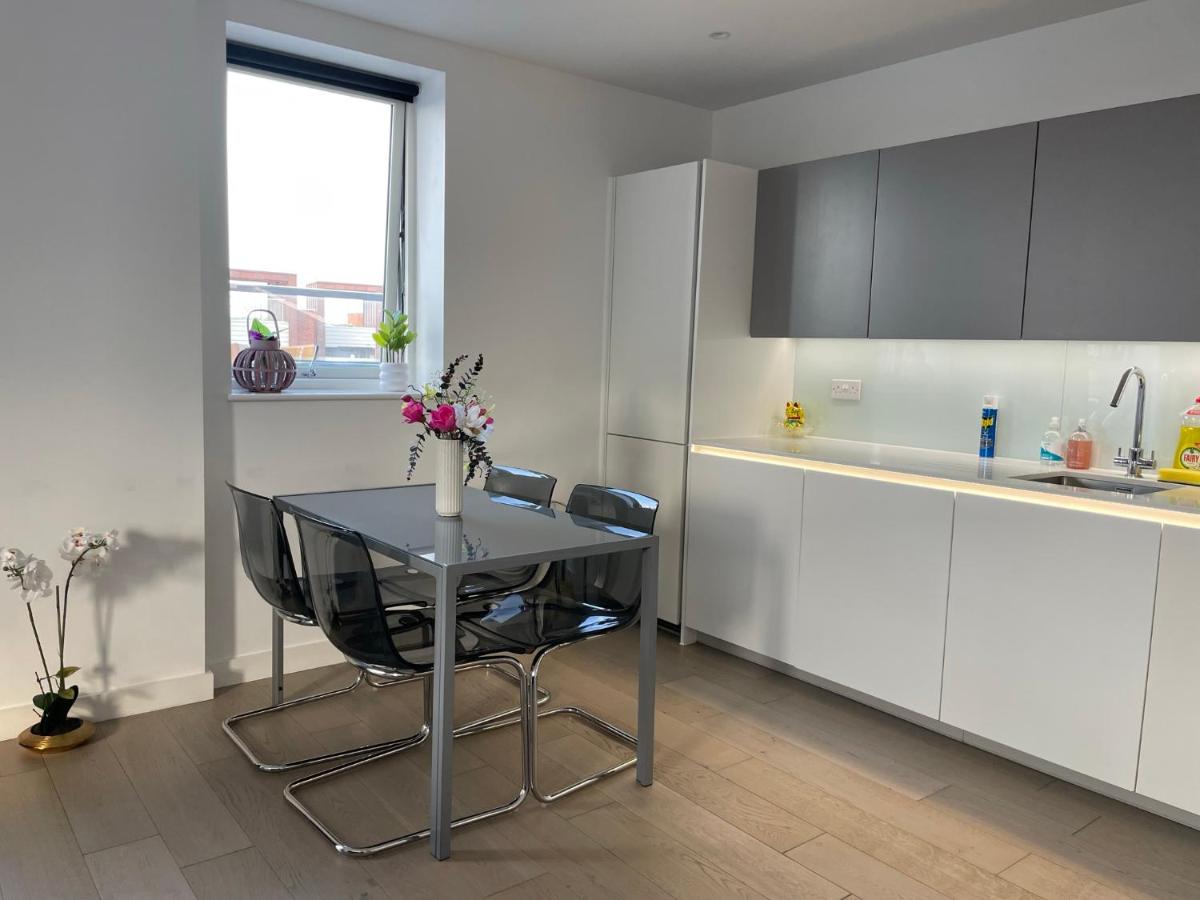 Modern & Spacious Penthouse in North London - Housity