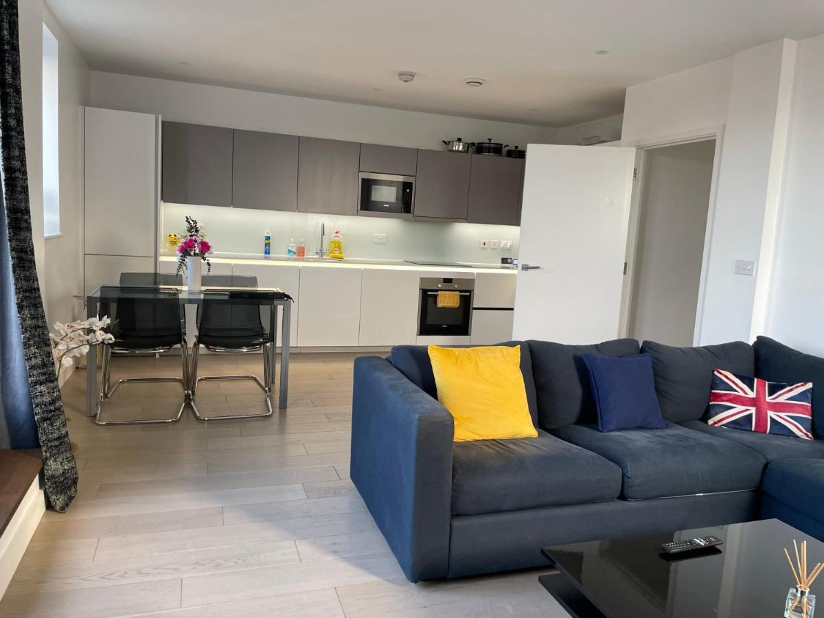 Modern & Spacious Penthouse in North London - Housity