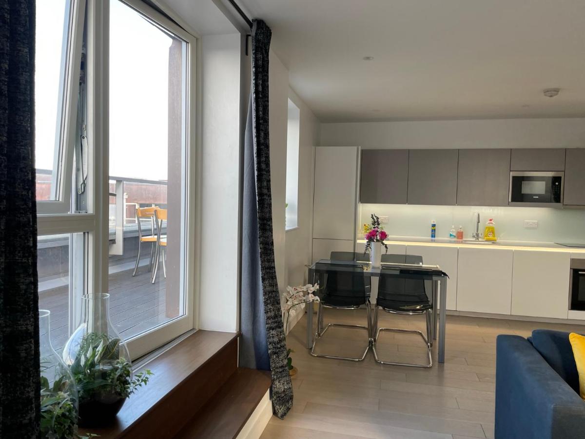 Modern & Spacious Penthouse in North London - Housity