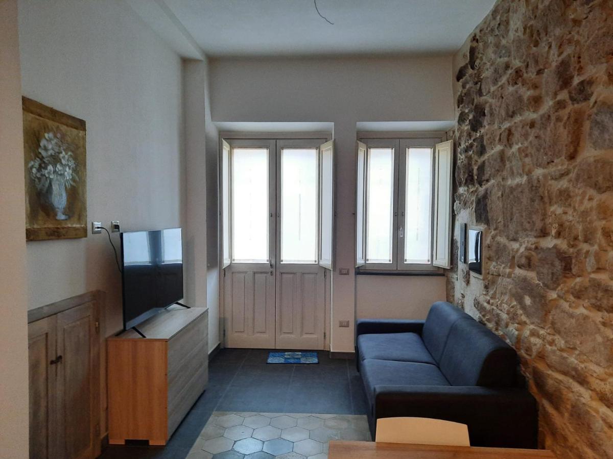 Appartamento su palazzina storica in centro a Sant'Antioco - Housity