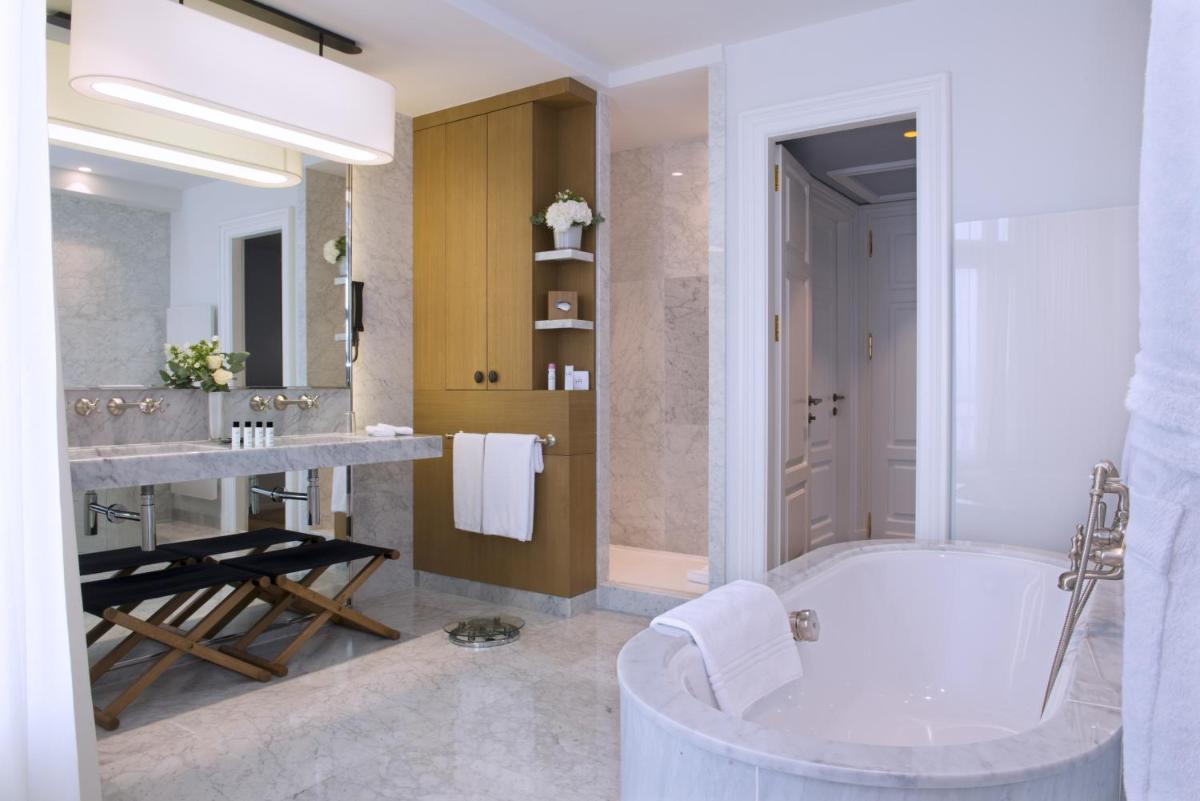 Salle de bains dans l'établissement Hôtel Royal