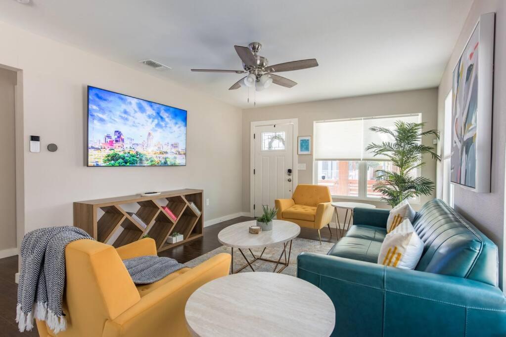 MODERN DOWNTOWN HOME CLOSE TO THE RIVERWALK, PEARL AND AT&T CENTER - Housity