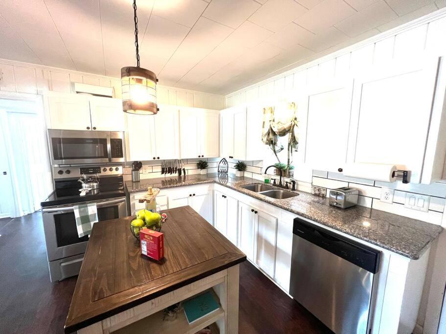 Farmhouse At The Quadruplex; Beautiful, Spacious - Housity