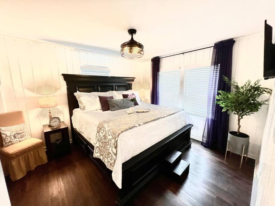 Farmhouse At The Quadruplex; Beautiful, Spacious - Housity