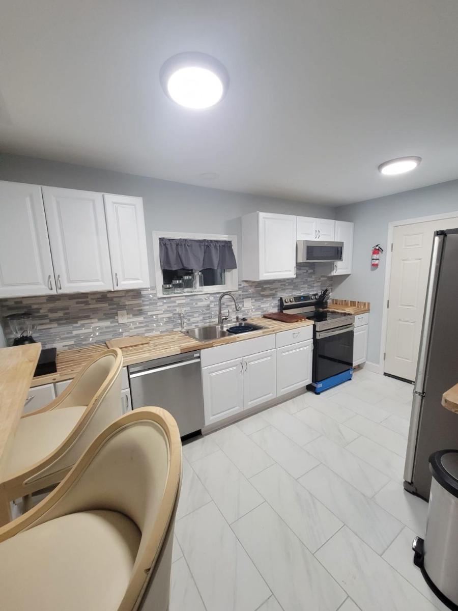 Cottage near Overton Park W/ 5 Large Beds and SOFA - Housity