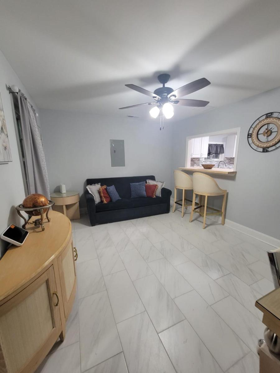 Cottage near Overton Park W/ 5 Large Beds and SOFA - Housity