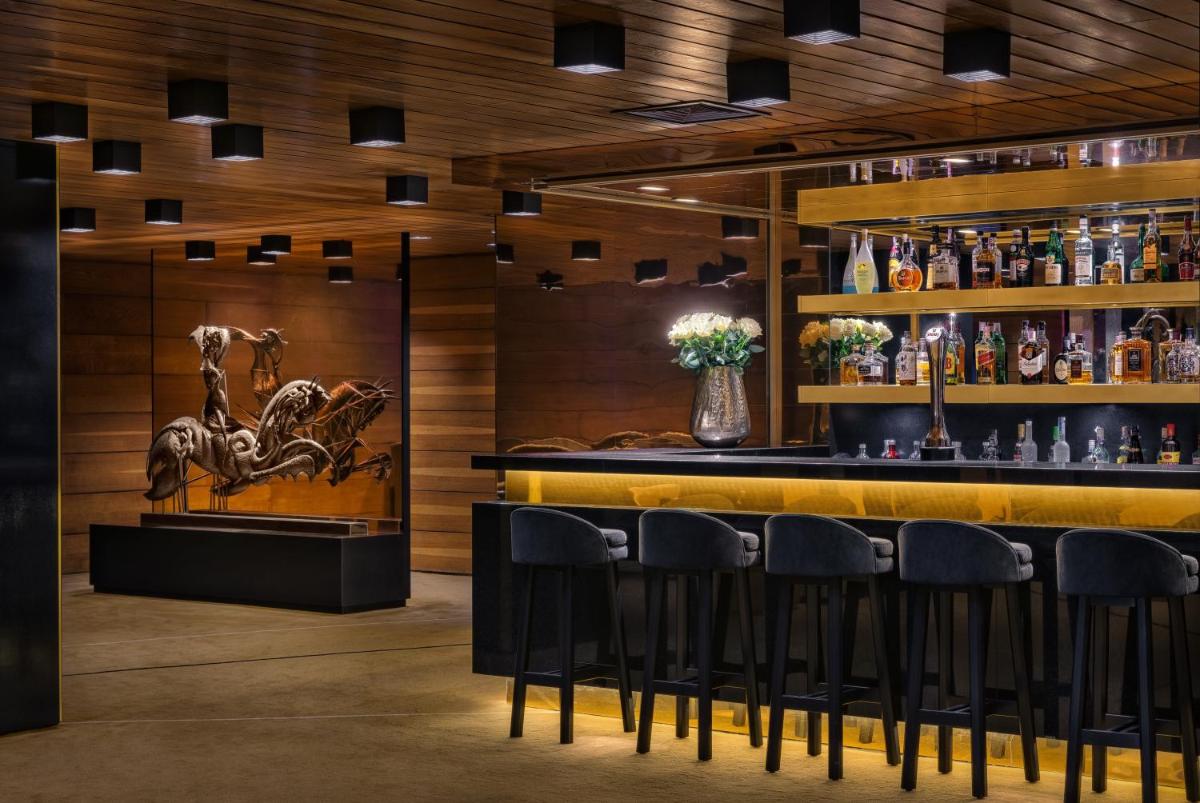 A área de bar ou lounge em Altis Grand Hotel