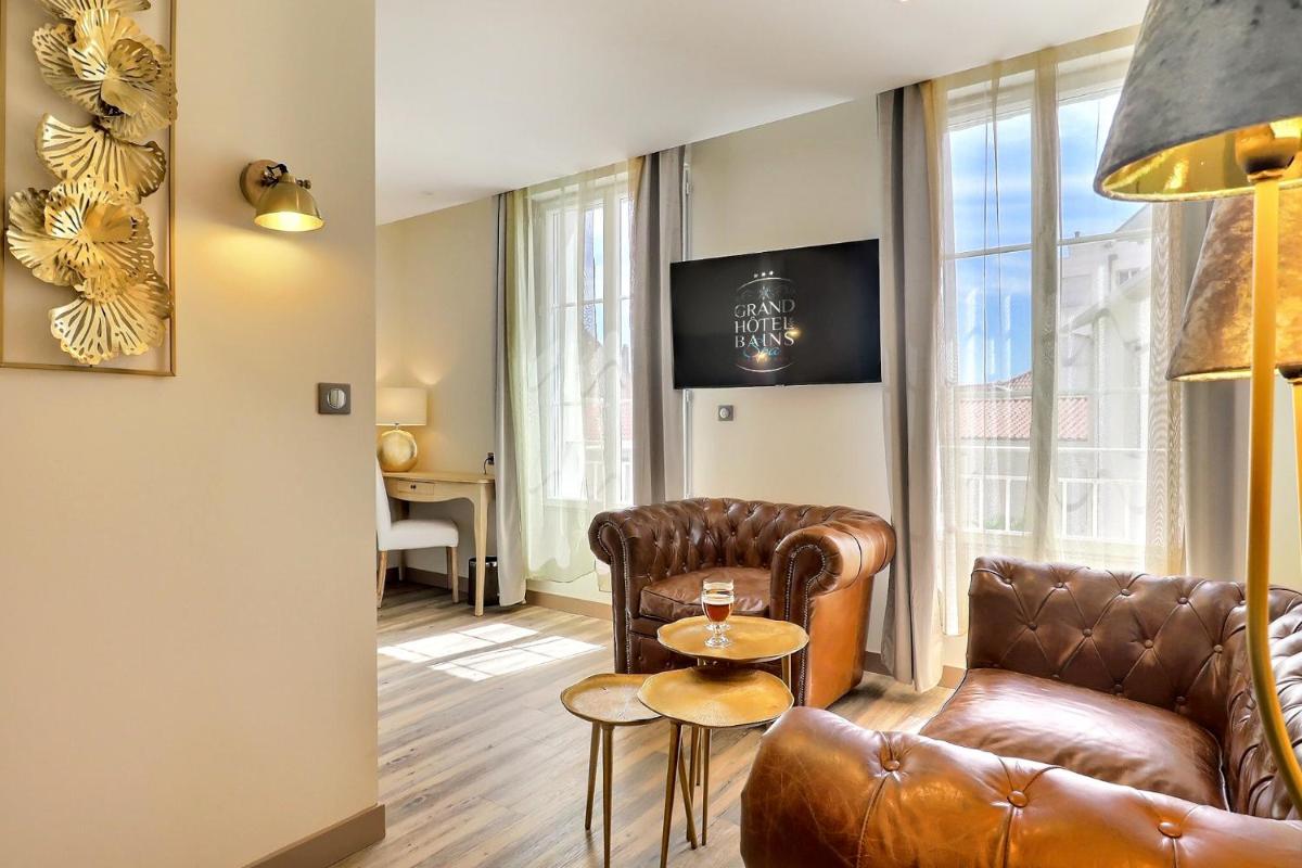 Télévision ou salle de divertissement dans l'établissement Grand Hôtel des Bains SPA