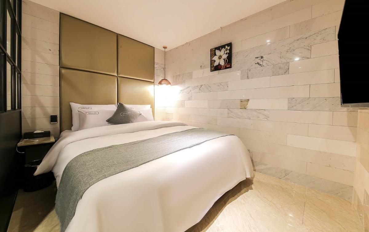 Docking Hotel - Housity