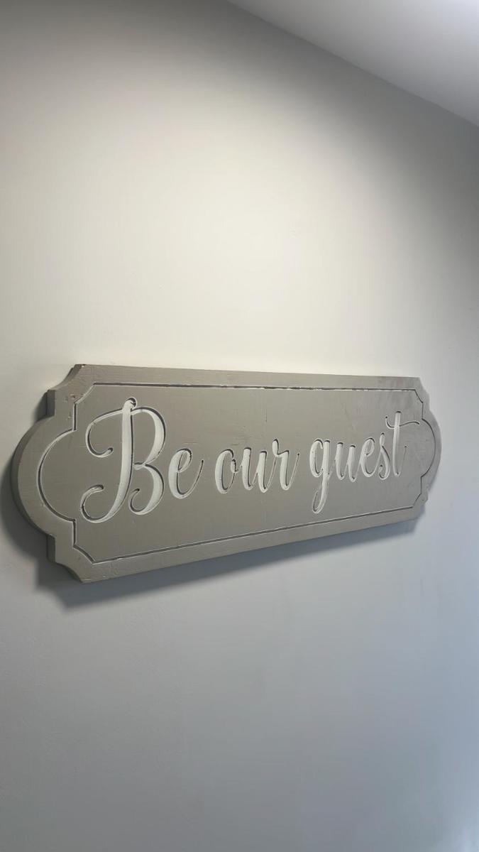 Westland Suites - Stylish, Modern, Elegant, Central Apartments A - Housity