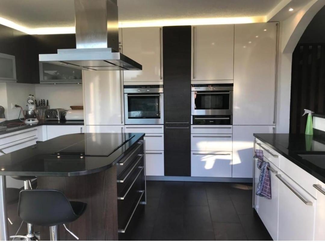 Chambre lumineuse dans une grande villa - Housity