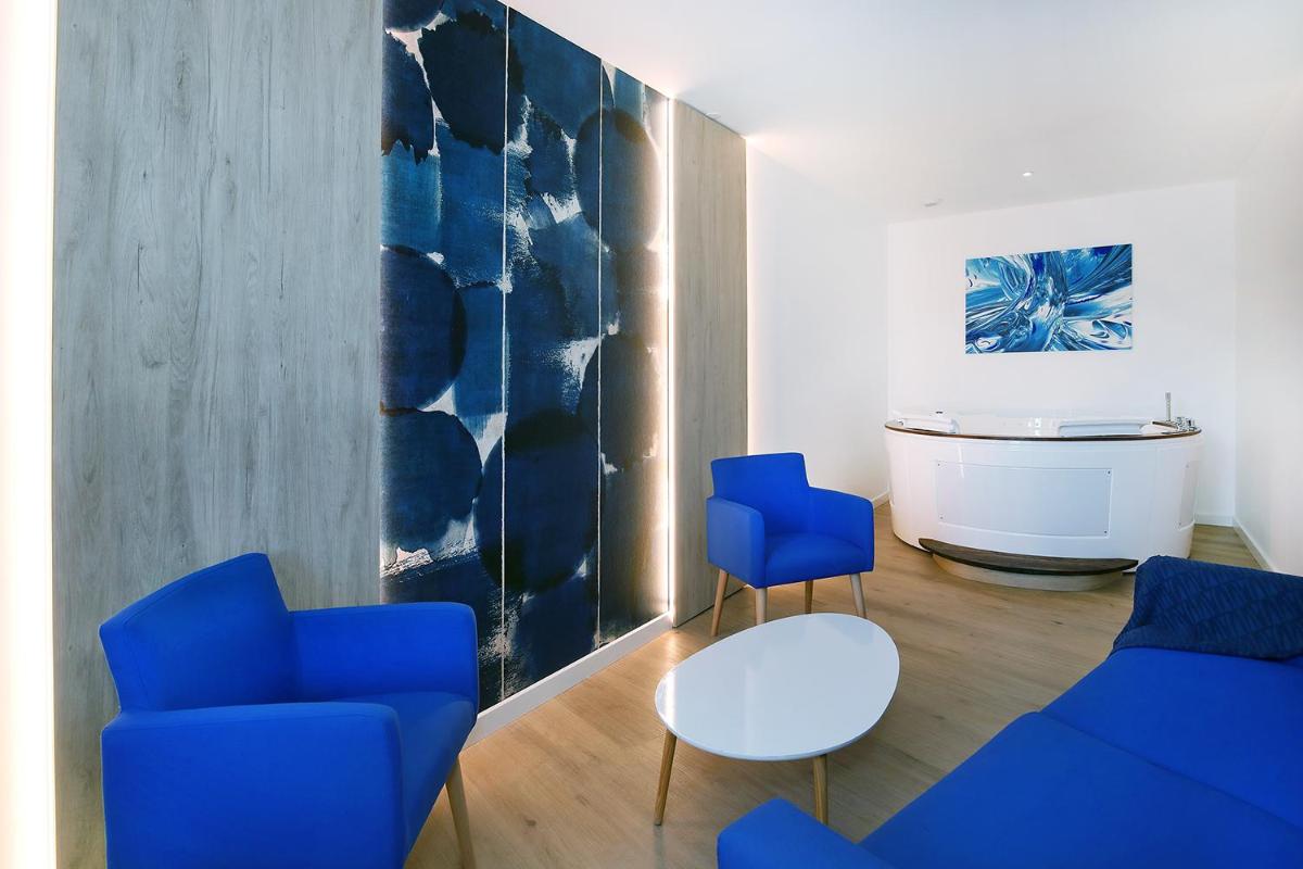 Coin salon dans l'établissement Logis Hôtel & Spa Déjeunez Sous L'Arbre
