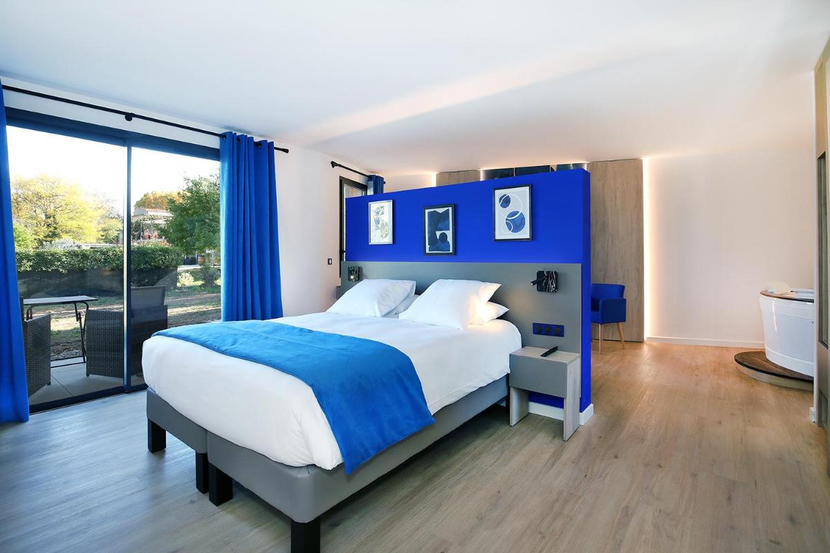 Un ou plusieurs lits dans un hébergement de l'établissement Logis Hôtel & Spa Déjeunez Sous L'Arbre