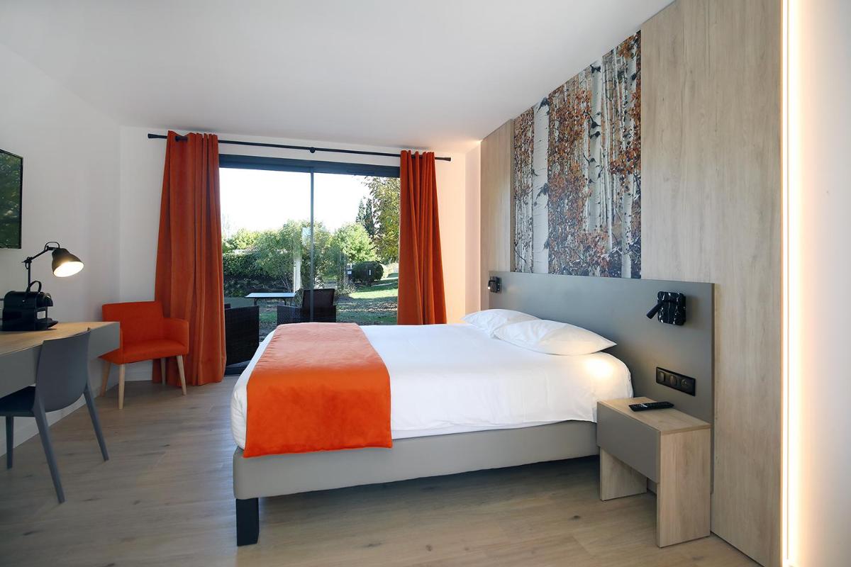 Un ou plusieurs lits dans un hébergement de l'établissement Logis Hôtel & Spa Déjeunez Sous L'Arbre