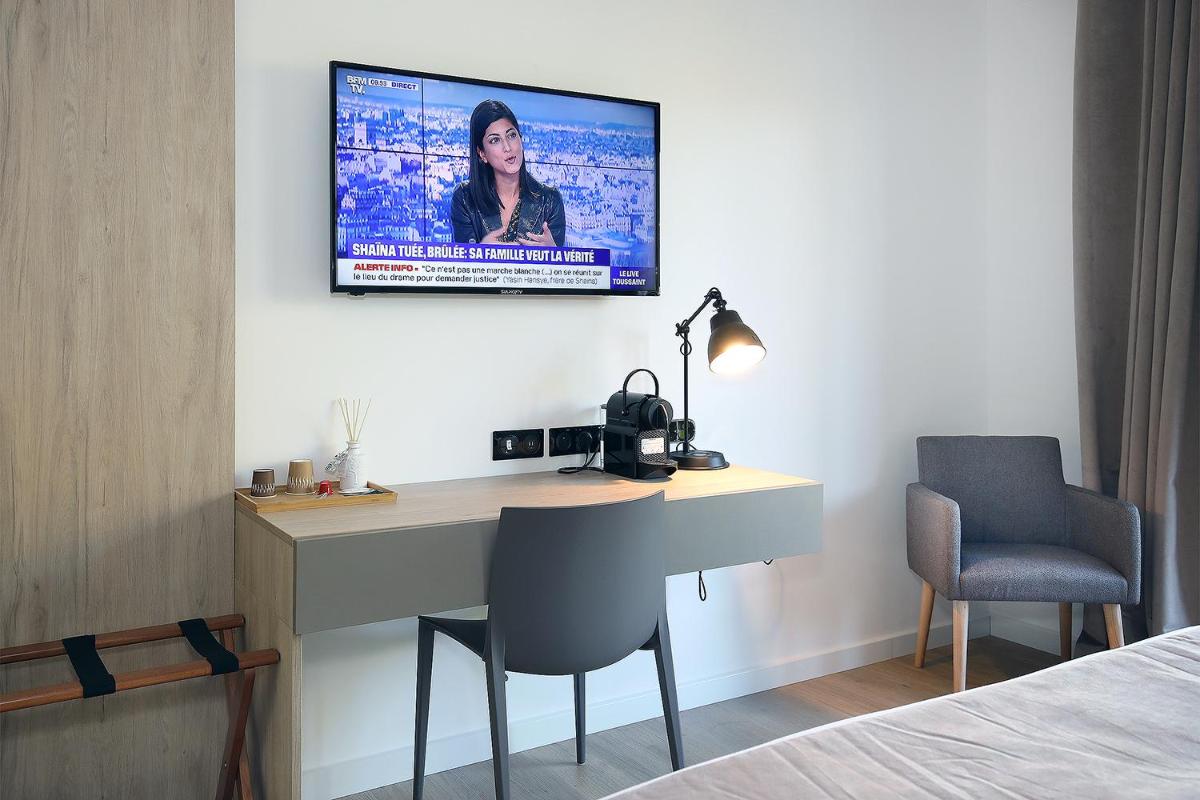 Télévision ou salle de divertissement dans l'établissement Logis Hôtel & Spa Déjeunez Sous L'Arbre