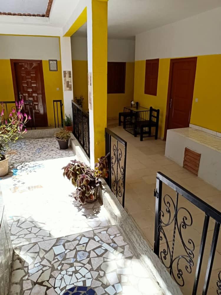 Suitetrails - KLEURRIJKE VAKANTIEWONING IN DAKAR, tropische tuin