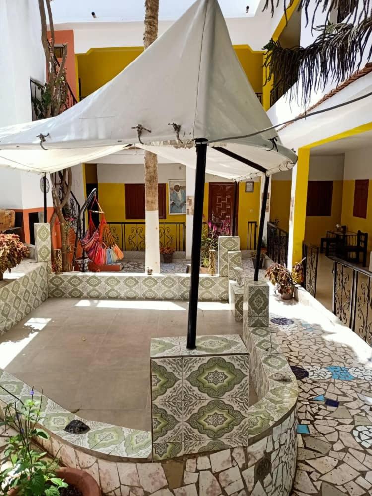 Suitetrails - KLEURRIJKE VAKANTIEWONING IN DAKAR, tropische tuin