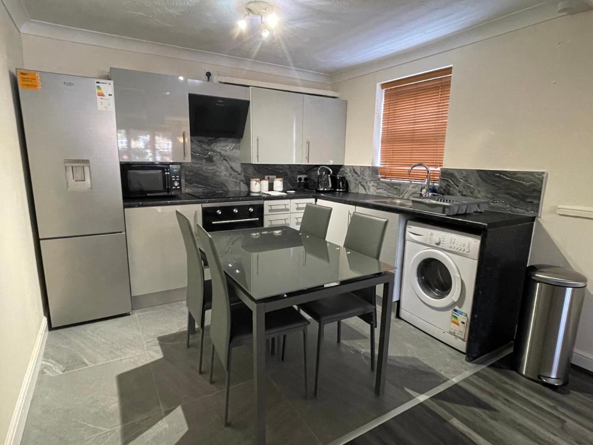 The Regency entire 1 bedroom Flat accomodation - Housity