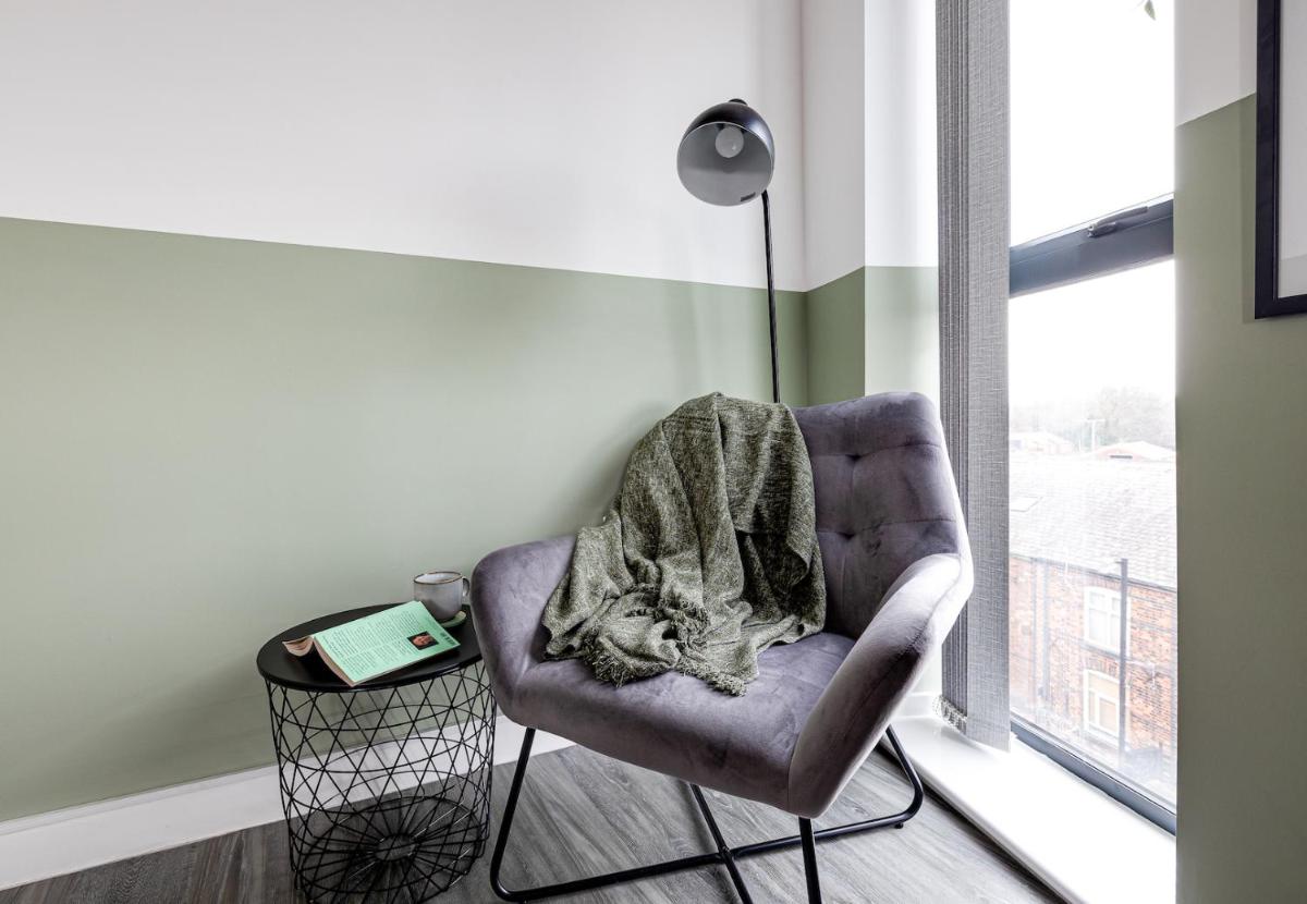 Stunning 2 bed apt with free parking close to CC - Housity
