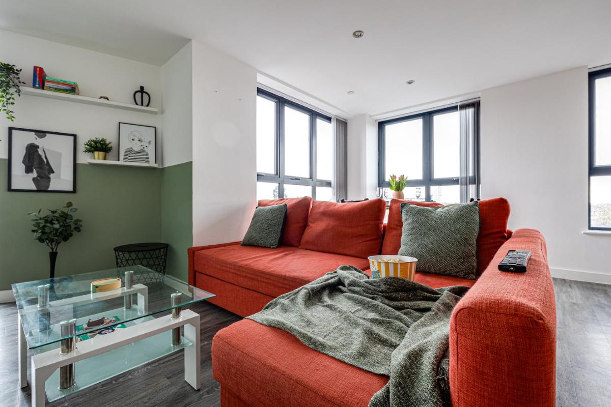 Stunning 2 bed apt with free parking close to CC - Housity