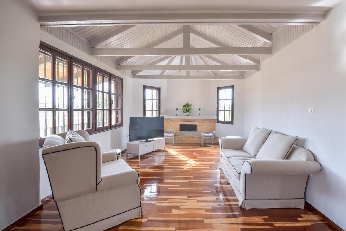 ALEXANDRE MAISON Beachfront Gialova Vacation Home - Housity