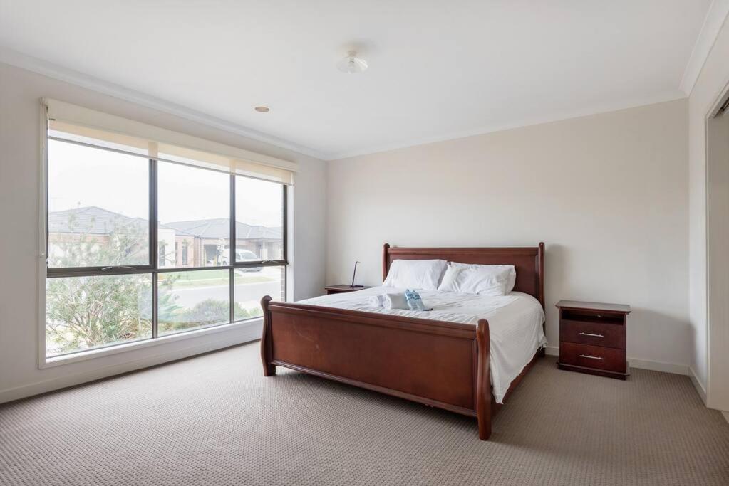Holiday Rental 6 KING BD 12PPL - Housity