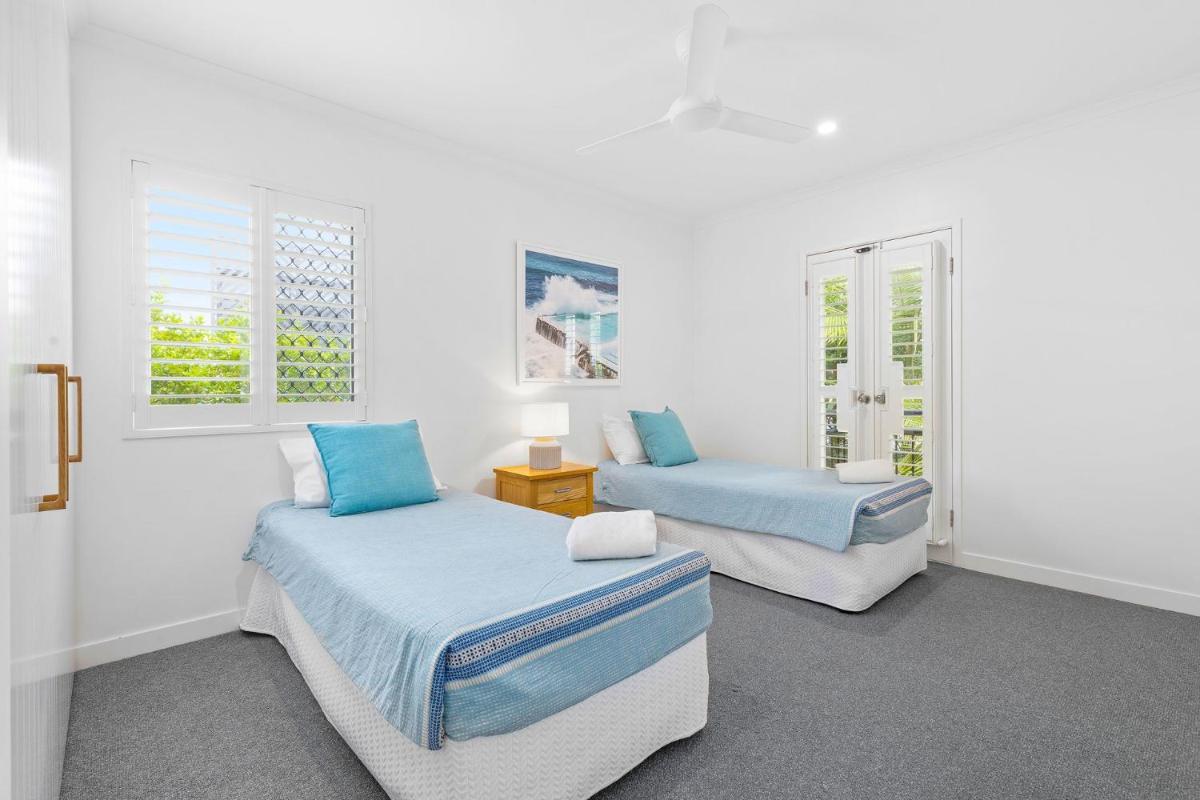 6 Seabreeze Spacious Newly Renovated Apartment with Ocean Views - Housity