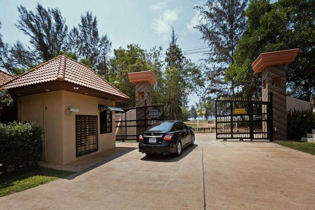 Family-friendly house, a few steps from the pool and close to the ocean. - Housity