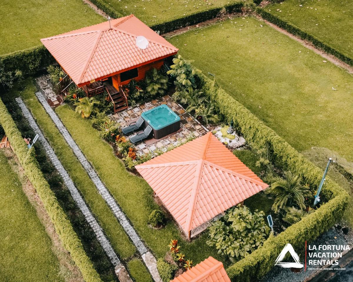 Romantic Bungalow la Paz in la Fortuna Private Jacuzzi - Housity